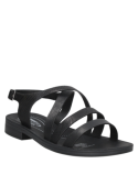 Sandalia negra versátil de mujer, combinable con faldas midi o jeans, perfecta para ambientes de trabajo relajados.