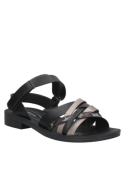 Sandalia negra femenina con estilo urbano y cierre cómodo, ideal para combinar con vestidos ligeros o pantalones flojos.