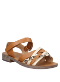 Sandalia femenina camel de tendencia urbana, con patrón animal y cierre seguro, ideal para ocasiones informales y confort.