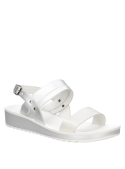 Diseño sofisticado de sandalia plateada, ideal para ocasiones casuales y semi-formales, destacando por su comodidad y estilo.