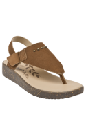 Sandalia de cuero café, estilo casual con tira en T decorada con remaches metálicos, perfecta para paseos al aire libre.