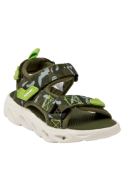 Calzado casual infantil verde con aplicaciones decorativas, perfecto para paseos informales y en la playa.