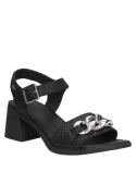 Sandalia negra de cuero, estilo urbano y contemporáneo, con hebilla metálica y taco cuadrado que brinda comodidad.