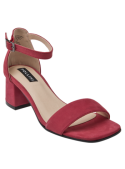 Sandalia de cuero rojo con tacón cuadrado medio-alto, ideal para eventos elegantes y looks sofisticados.