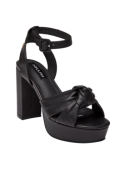 Sandalia negra de cuero con nudo frontal, diseño moderno y correa ajustable al tobillo.