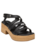 Sandalia de cuero negro con cierre ajustable de hebilla lateral, perfecta para combinar con vestidos largos y faldas midi.