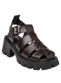 Elegante sandalia casual burdeo de cuero, ideal para días cálidos, con punta abierta.