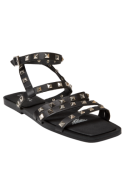 Calzado estilo rockero chic, con cierre de hebilla lateral que permite un ajuste cómodo y seguro.