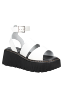 Sandalia blanca de cuero para mujer, moderna y elegante, adaptable a atuendos formales e informales con su diseño chunky.
