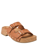 Sandalia camel con correas cruzadas ajustables mediante hebillas metálicas, perfecta para combinar con jeans o faldas.