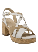 Sandalia de cuero beige con estilo casual y plataforma de corcho, ideal para ocasiones diurnas con comodidad y estilo.