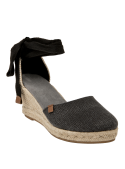 Elegante alpargata negra para mujer, cuña y cintas en tobillo, estilo desenfadado y chic.