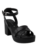 Sandalia de mujer en cuero negro con taco cuadrado, combinable con pantalones ligeros, ofreciendo comodidad y un toque chic.