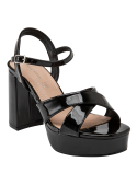 Sandalia de charol negro con diseño contemporáneo, combina con vestidos o faldas elegantes, ofreciendo comodidad y estilo.