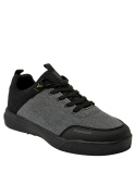 Zapatilla gris de Panama Jack, textil, con taco plano y punta redonda, para uso diario.