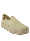 Zapato tipo alpargata beige, cómodo y estilizado, con suela trenzada que complementa un look relajado.