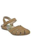 Cómoda sandalia de cuero camel con punta semi-cerrada, ideal para actividades cotidianas en ambientes cálidos.