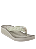 Sandalia casual taupe para mujer, con trenza ancha en el empeine, perfecta para combinar con ropa veraniega.
