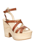 Sandalia de mujer café de cuero con plataforma alta, diseño casual y estilo bohemio, con tiras cruzadas sobre el empeine.