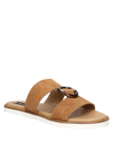 Sandalia de cuero camel para mujer, con diseño de tira ancha en el empeine y aro acrílico, estilo casual y moderno.