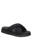 Sandalia negra casual para mujer con diseño minimalista de tira ancha cruzada sobre el empeine, estilo normcore.