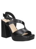 Sandalia negra de charol con tacón alto y plataforma, correas cruzadas y detalle metálico chic.