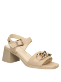 Sandalia de cuero beige con diseño moderno, hebilla ajustable y cadena metálica, combinable con faldas y pantalones.