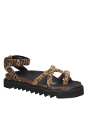 Sandalia chunky de cuero con diseño animal print, combinable con atuendos veraniegos o formales, estilo versátil.