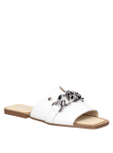 Sandalia casual de cuero blanco con diseño moderno, perfecta para un look único e irreverente.