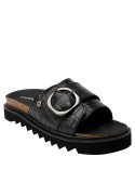 Sandalia de cuero negro para mujer, diseño escamado, hebilla grande, suela gruesa, ideal para ocasiones informales.