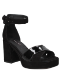 Sandalia de cuero negro charol para mujer, diseño minimalista, ideal para atuendos formales o semiformales.