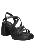 Sandalia de cuero negro para mujer, versátil para combinar con vestidos o faldas, ofreciendo un look sofisticado.