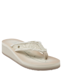 Sandalia beige de mujer estilo flip-flop con patrón floral en textil, ideal para un look casual y veraniego.