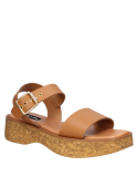 Sandalia de cuero camel con correas anchas y plataforma, combinable con vestidos veraniegos o jeans holgados.