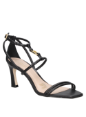 Sandalia negra de cuero para mujer, estilo casual, con tiras delgadas cruzadas y detalle metálico geométrico elegante.