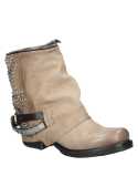 Botín de cuero taupe, diseño robusto con cinturón y tachuelas, ideal para mujeres que buscan un estilo rebelde.