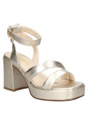 Elegante sandalia de cuero dorado con plataforma, ideal para eventos diurnos y salidas nocturnas casuales.