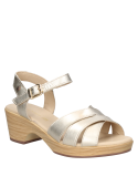 Sandalia casual de mujer en cuero dorado con hebilla ajustable, ofrece estabilidad y modernidad.