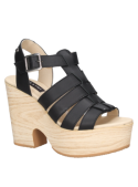 Sandalia negra de cuero para mujer con diseño casual, tacón ancho tipo plataforma y correas cruzadas sobre el empeine.