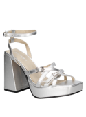 Sandalia de mujer plata charol, cuero, diseño elegante con tacón cuadrado elevado.