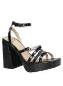 Sandalia negra de charol con tiras delgadas, ideal para eventos formales, con tacón cuadrado y plataforma cómoda.