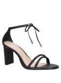 Sandalia negra casual para mujer con diseño elegante, taco cuadrado y tiras cruzadas que sujetan el pie.