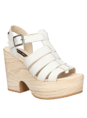 Calzado casual de cuero blanco para mujer, con correas ajustables y hebilla lateral, ideal para ocasiones informales.