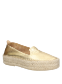 Alpargata de mujer en color oro, confeccionada en cuero, destaca por su diseño minimalista y sofisticado.