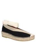 Alpargata negra de mujer estilo casual, combina textil y cuero, con suela de esparto que aporta un toque artesanal.