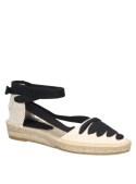 Alpargata beige de mujer con diseño clásico y elegante, ideal para verano, presenta tiras entrelazadas sofisticadas.