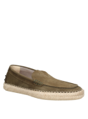 Alpargata verde de cuero gamuzado para hombre, estilo casual-chic, con costuras visibles y suela de yute tradicional.