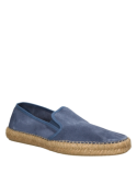 Alpargata azul de cuero gamuzado para hombre con diseño clásico y costuras visibles, ideal para un estilo casual elegante.