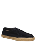 Alpargata azul marino de hombre, estilo casual, confeccionada en cuero gamuzado con costura visible en el empeine.