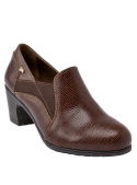 Zapato de mujer café, casual de cuero con detalles elásticos, ideal para un look comfy chic y semi-formal.